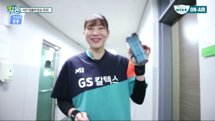 텀블러에 싸인하는 여배선수들.jpg | 인스티즈