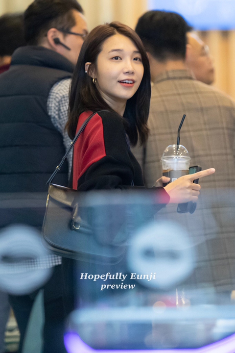 팬들 보는 밝은 표정의 에이핑크 정은지.jpg | 인스티즈