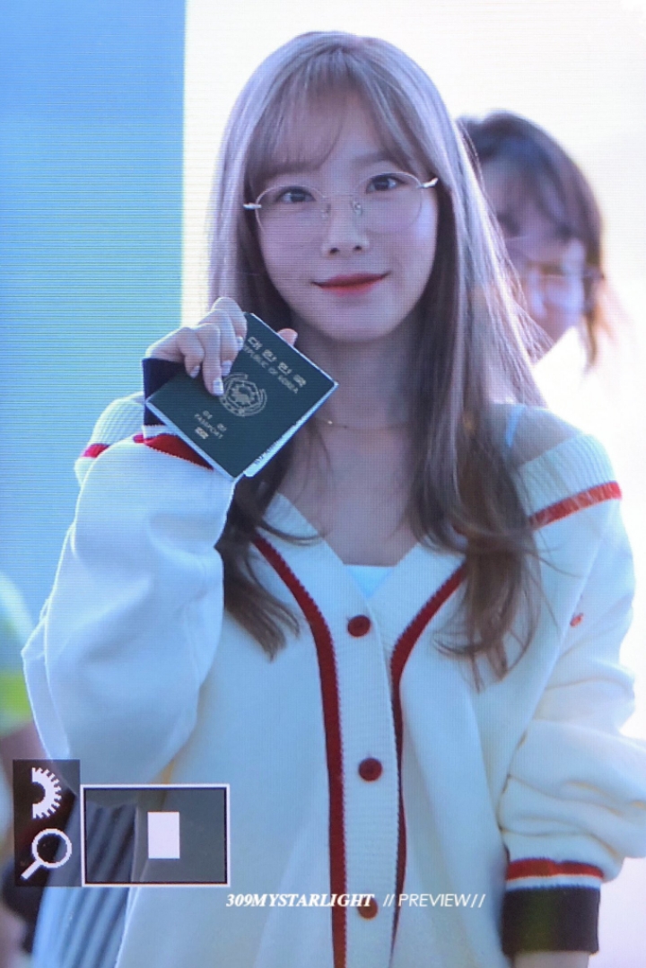 오늘자 새로운 헤어컬러로 염색하고 공항에 나타난 태연 | 인스티즈