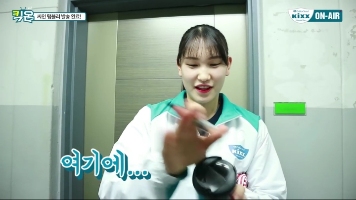 텀블러에 싸인하는 여배선수들.jpg | 인스티즈