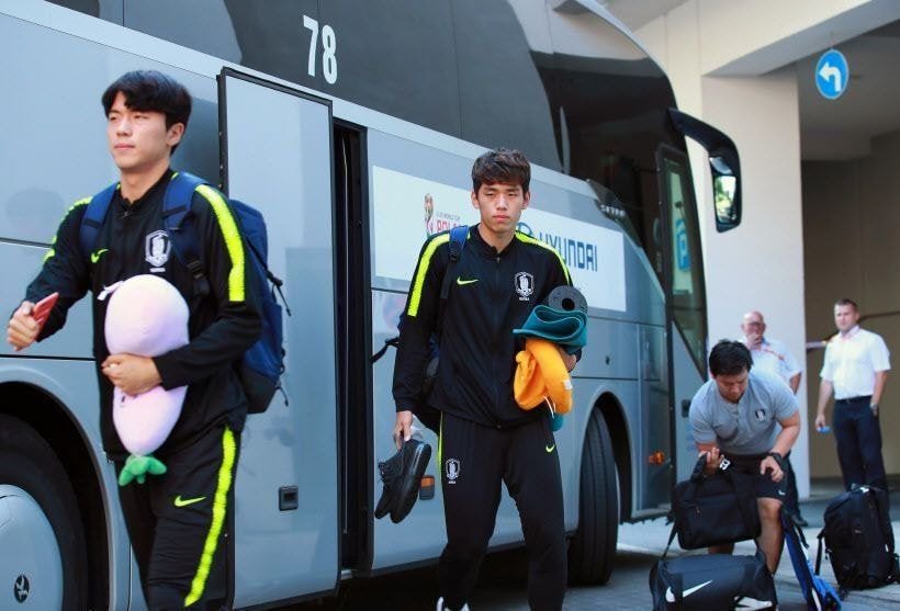 이동할 때마다 인형 안고 다니는 U20 선수들.jpg | 인스티즈