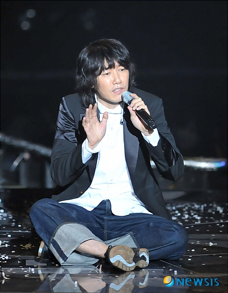 앉아있는 사나.gif | 인스티즈