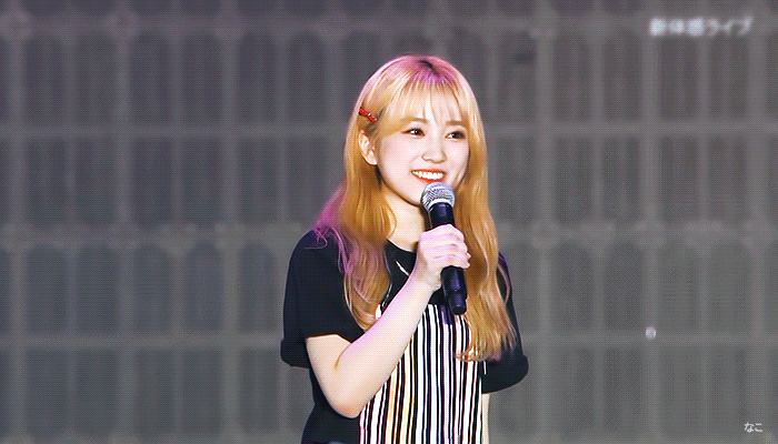 [아이즈원] 콘서트에서 포착된 나코의 귀여운 버릇..gif | 인스티즈