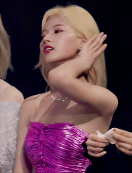 땀 식히는 사나.gif | 인스티즈