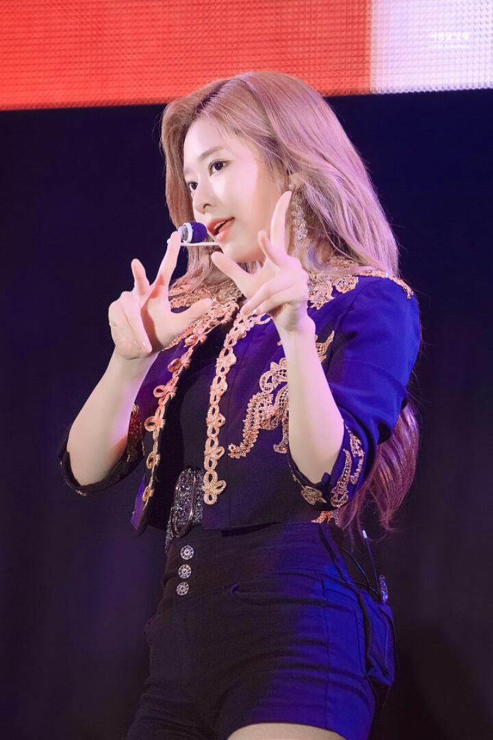 공연 중 찍힌 여신 아이즈원 김민주 사진 | 인스티즈