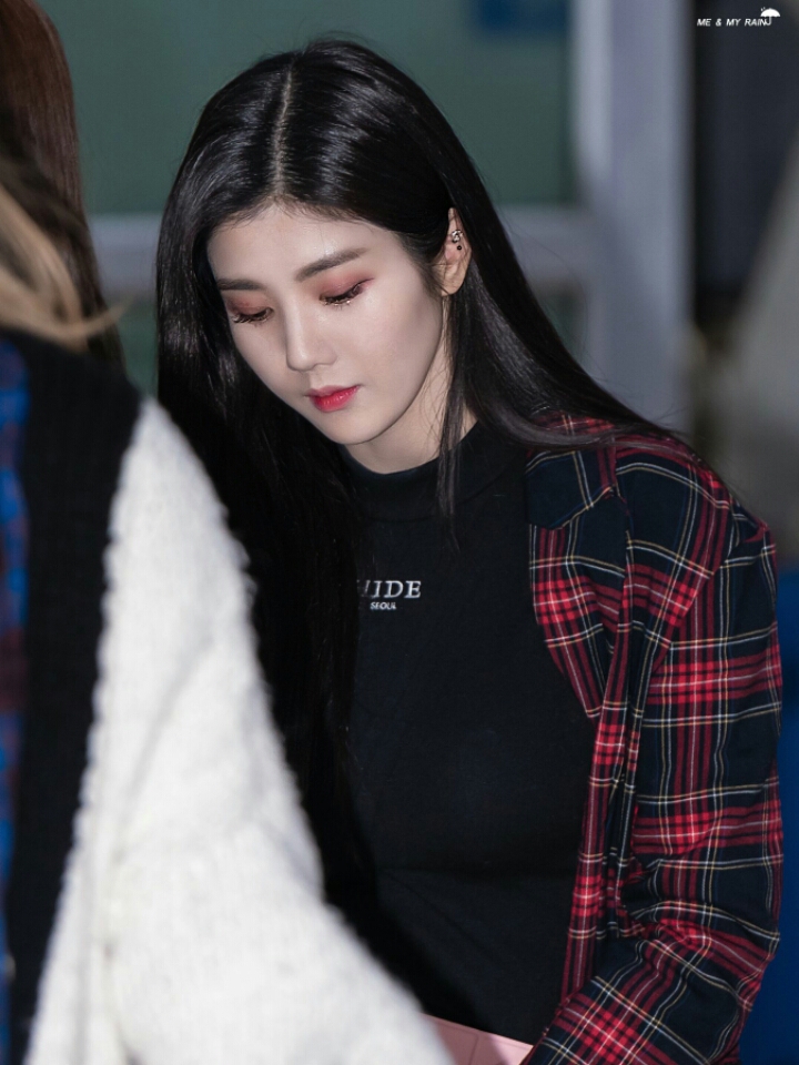 어제 일본에서 귀국한 아이즈원 리더 권은비 | 인스티즈