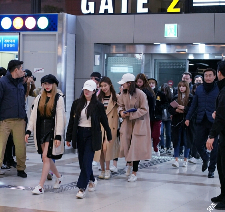 일본 공항 도착한 아이즈원..그리고 리더 권은비의 시크한 모습 | 인스티즈