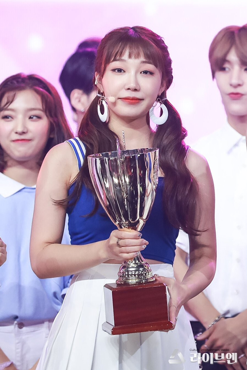트로피 들고 신난 에이핑크 정은지.jpg | 인스티즈