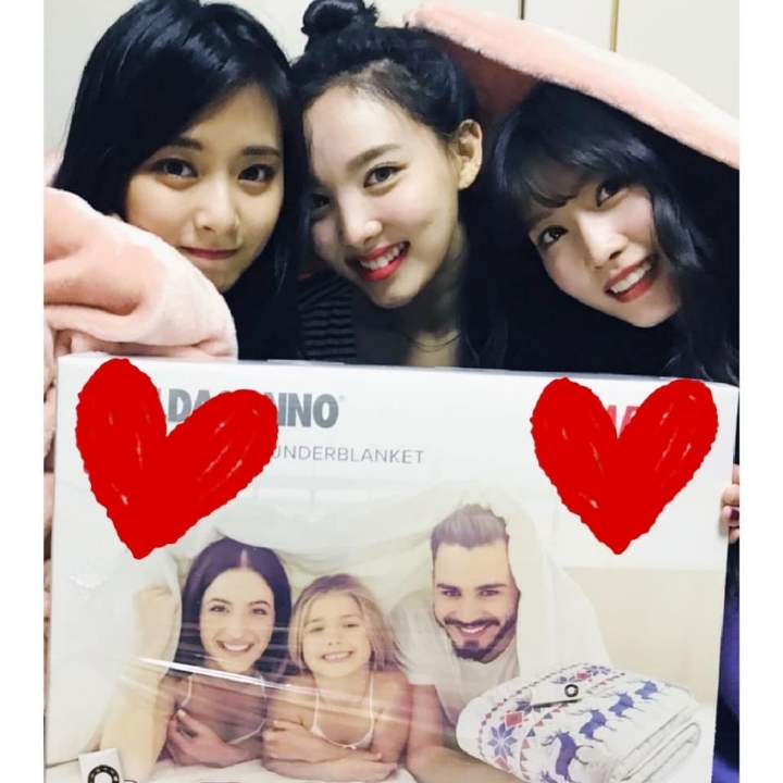 최화정씨에게 선물받은 전기매트 인증하는 트와이스.jpg | 인스티즈