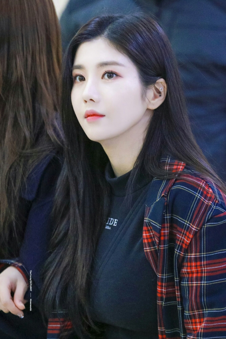 어제 일본에서 귀국한 아이즈원 리더 권은비 | 인스티즈