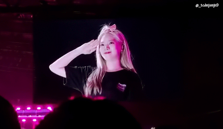 경례하는 트와이스 다현이 | 인스티즈