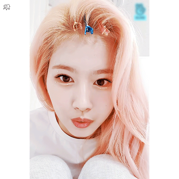 오늘자 브이앱 하는 트와이스 사나 | 인스티즈