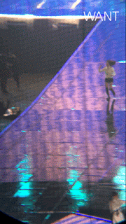 다 떠난 무대에 돌아와 팬들에게 인사해주는 트와이스.gif | 인스티즈