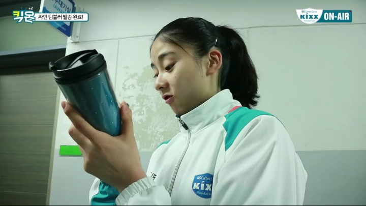 텀블러에 싸인하는 여배선수들.jpg | 인스티즈