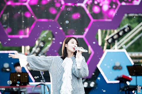 무대 비누방울 효과 속 에이핑크 정은지.jpgif | 인스티즈
