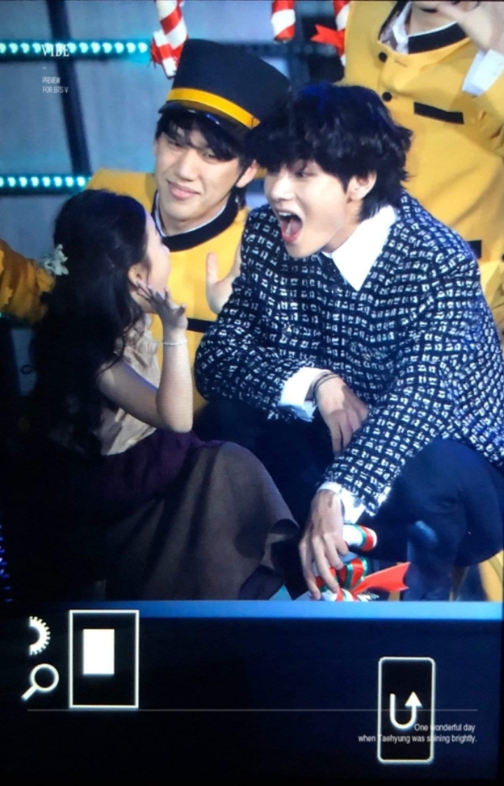 어린 아이를 바라보는 방탄 뷔의 눈빛 | 인스티즈