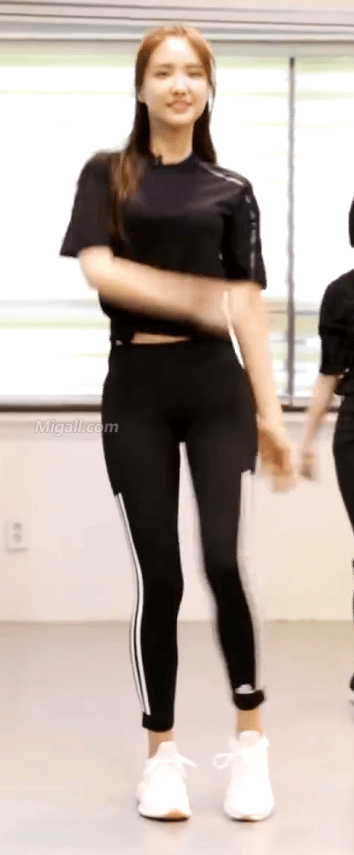 레깅스 입고 안무 연습하는 손나은.gif | 인스티즈