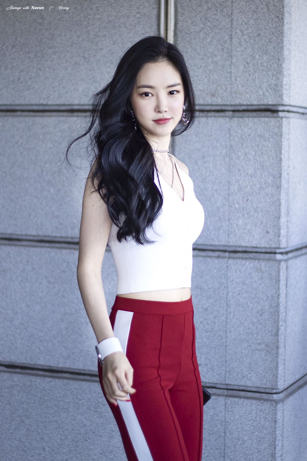 [에이핑크] 맘스터치는 역시 딥치즈버거라서 나은이 | 인스티즈