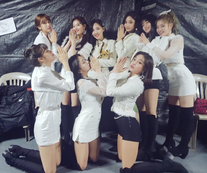 오늘자 트와이스 공식트윗 단체사진 ㄷㄷ | 인스티즈