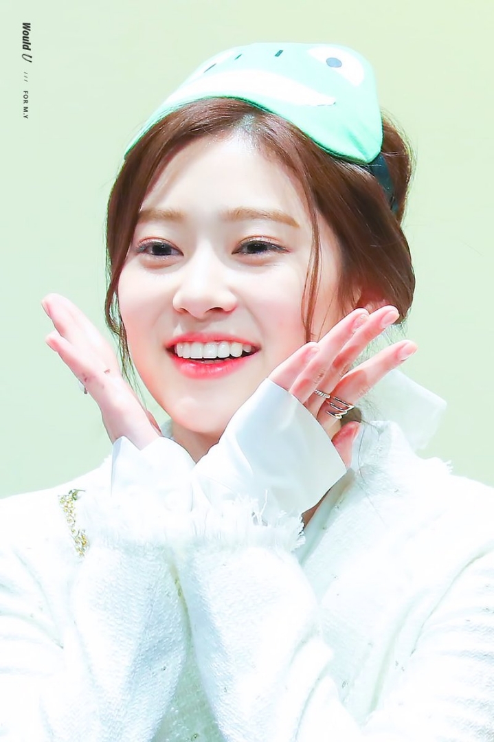 쭈굴미 넘치는 애잔한 개구리 아이즈원 김민주2.jpgif | 인스티즈