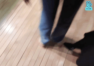 ??? : 사나는 왜 맨발이에요? | 인스티즈