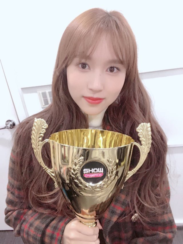 쇼챔피언 트로피로 보는 트와이스 멤버별 트로피 드는 방법 ㅋㅋㅋ | 인스티즈