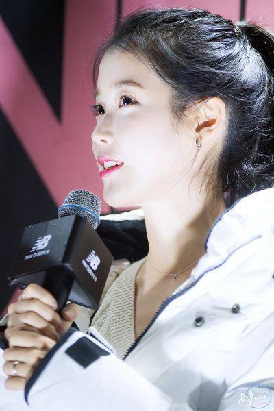 뉴발란스 토크콘서트 포니테일 아이유.jpg | 인스티즈