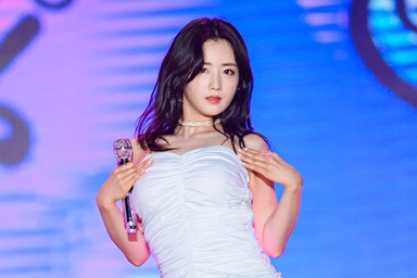 하얀 드레스와 에이핑크 보미.jpg | 인스티즈
