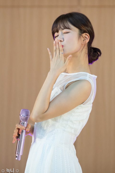 하얀 드레스와 에이핑크 보미.jpg | 인스티즈
