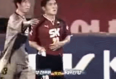 이임생이 이영표 뺨따구 갈기는 장면.gif | 인스티즈