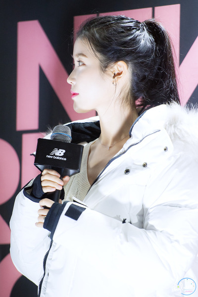 뉴발란스 토크콘서트 포니테일 아이유.jpg | 인스티즈