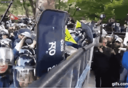 어제자 광화문 집회 폭도들.gif | 인스티즈