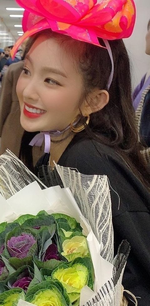 콘서트때 친구들한테 꽃다발 대신 배추다발 받은 아이린 | 인스티즈