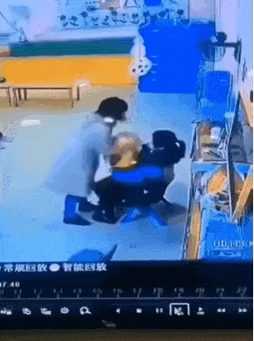 유치원에서 학대당하는 딸을 본 아빠.gif | 인스티즈