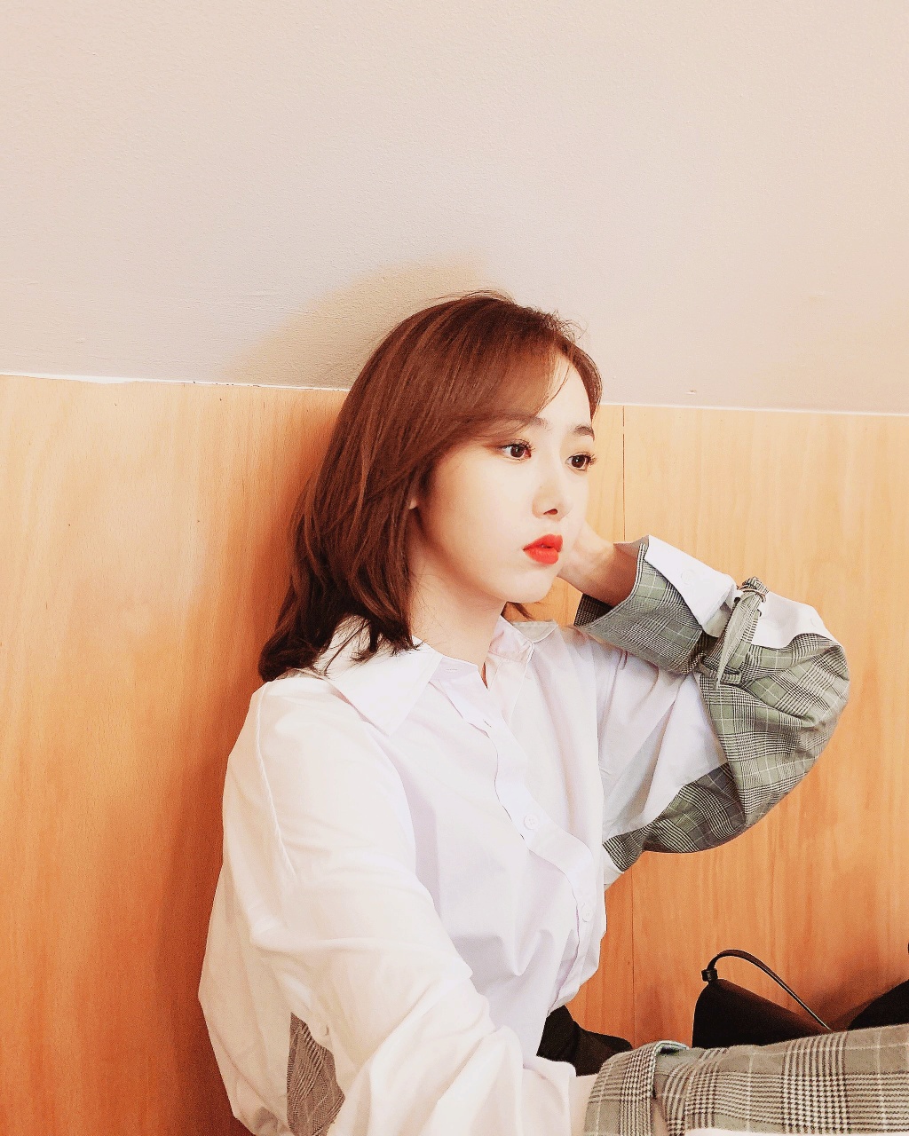 커플을 보고 심기가 불편해진 여자친구 신비.gif | 인스티즈