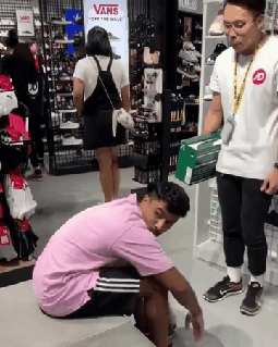 식겁한 매장직원.gif | 인스티즈