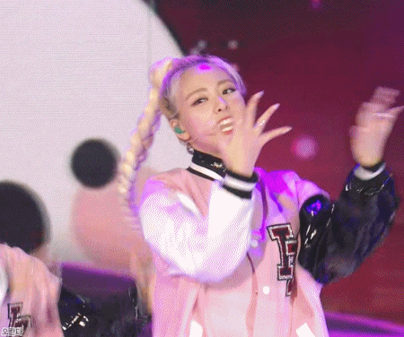 트와이스 모모 한손에 왕새우튀김 들고 | 인스티즈