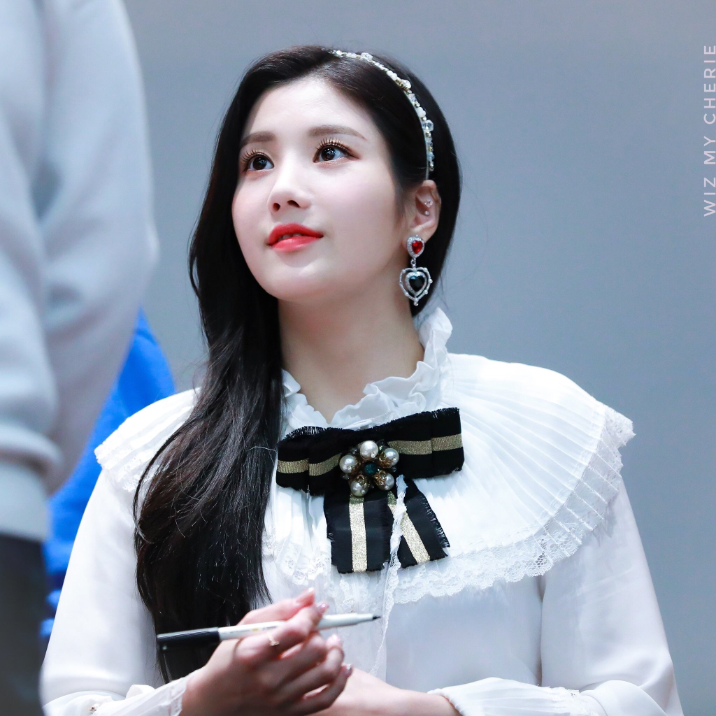 [아이즈원] 비가 많이 내려오고 있어서 권은비 | 인스티즈