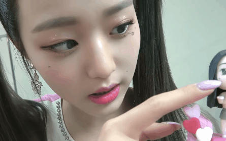 양 갈래 머리하고 잔망떠는 아이즈원 장원영 | 인스티즈