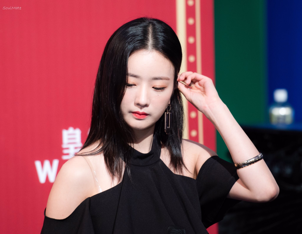 [에이핑크] 은행 갔다가 창구에서 초등학교 동창을 만나서 보미 | 인스티즈