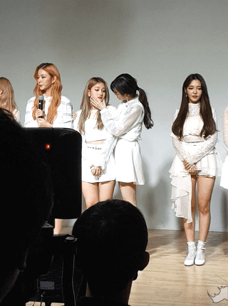 프로미스나인 소중히 간직해(약속회+싸인회)하영&amp;서연 볼꼬집전쟁.GIF | 인스티즈