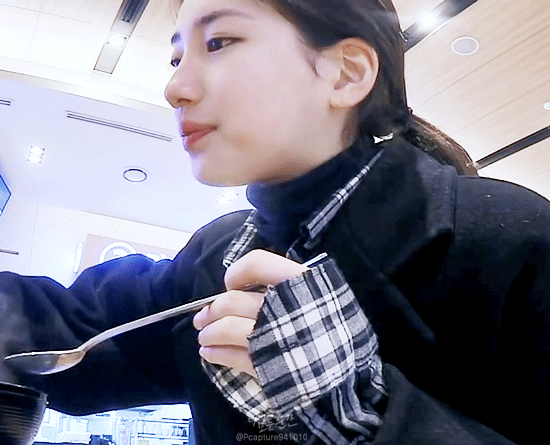 밑에서 올려다 본 수지.gif | 인스티즈