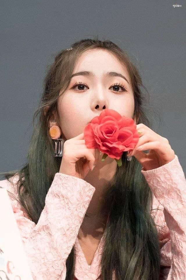 졸다가 보니까 은근히 미인인 듯한 여자친구 신비.jpgif | 인스티즈