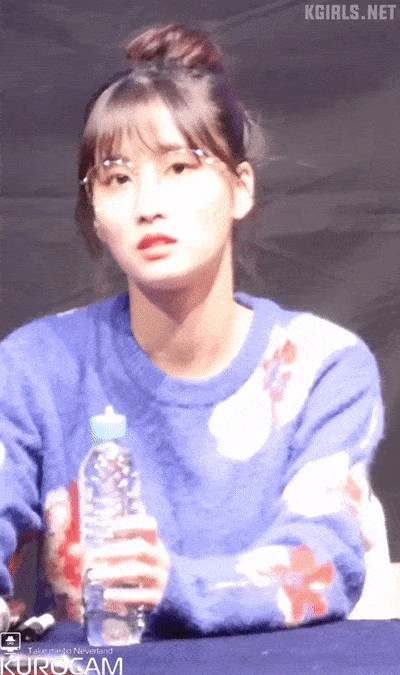 물통 주무르는 모모 gif | 인스티즈