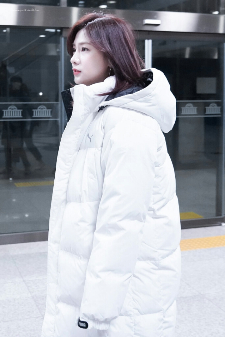 흰색 롱패딩 입은 하영이.jpg | 인스티즈