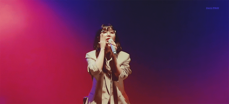 안경 쓰고 노래 하는 에이핑크 정은지.gif | 인스티즈