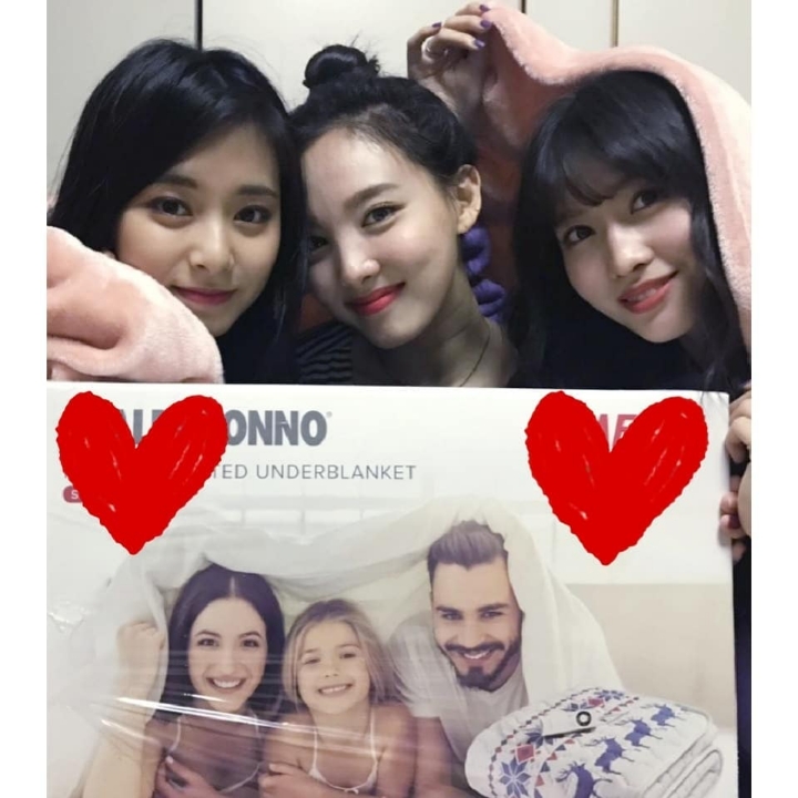 최화정씨에게 선물받은 전기매트 인증하는 트와이스.jpg | 인스티즈