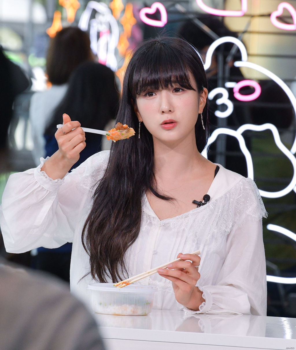 [에이핑크] 은행 갔다가 창구에서 초등학교 동창을 만나서 보미 | 인스티즈