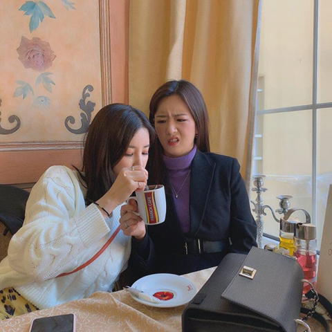 크로아티아에서 일을 하고 있는 에이핑크 초롱 보미.jpg | 인스티즈