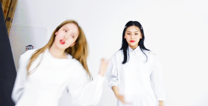 막내들의 재롱을 따사롭게 지켜보는 여자친구 예린 | 인스티즈